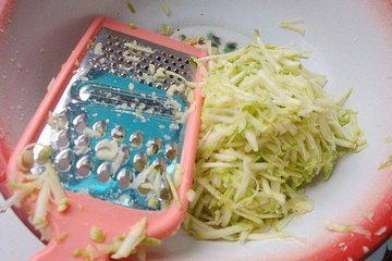 西葫芦饼的做法1