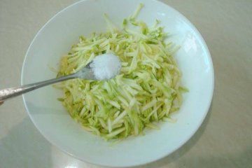 西葫芦饼的做法2