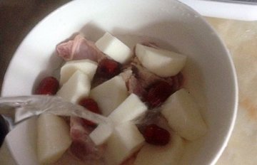 淮山排骨汤的做法3