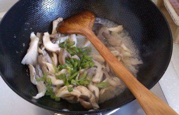 炒蘑菇的做法2