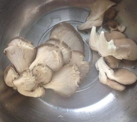 椒盐蘑菇的做法1