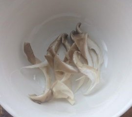 椒盐蘑菇的做法2