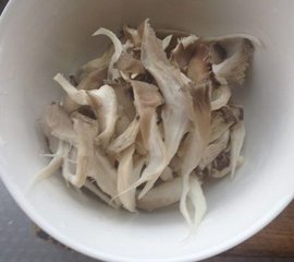 椒盐蘑菇的做法3