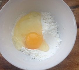 椒盐蘑菇的做法5