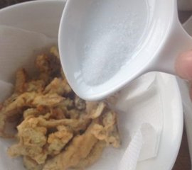 椒盐蘑菇的做法13