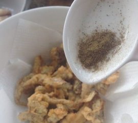 椒盐蘑菇的做法14