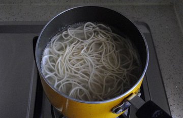 炒面条的做法3