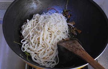 炒面条的做法10