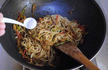 炒面条的做法11