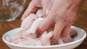 鱼片上浆记住这几点，做出的鱼片口感更细腻弹滑，怎么做都好吃 4