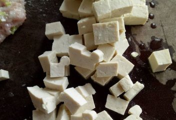 1岁宝宝食谱大全及做法大全之豆腐肉末羹1