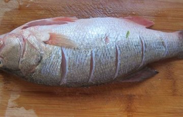 清蒸鲈鱼正宗做法1