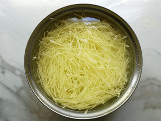 教你小窍门：土豆丝夏天这样做，脆嫩爽口，凉爽开胃2