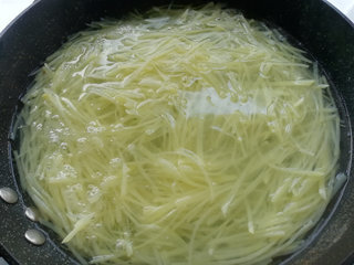 教你小窍门：土豆丝夏天这样做，脆嫩爽口，凉爽开胃4