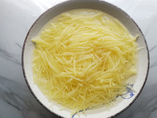 教你小窍门：土豆丝夏天这样做，脆嫩爽口，凉爽开胃5