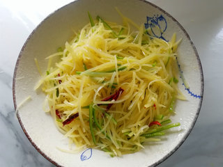 教你小窍门：土豆丝夏天这样做，脆嫩爽口，凉爽开胃8