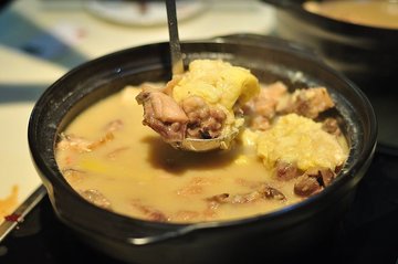 粤菜大厨：炖鸡别总傻傻加水煮！1