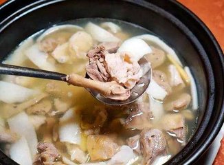 粤菜大厨：炖鸡别总傻傻加水煮！2