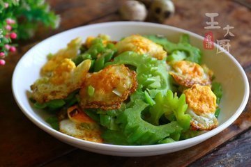 夏天经常吃：苦瓜炒荷包蛋，清凉去火2