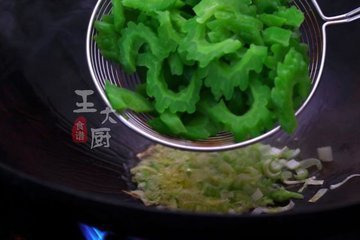 夏天经常吃：苦瓜炒荷包蛋，清凉去火8