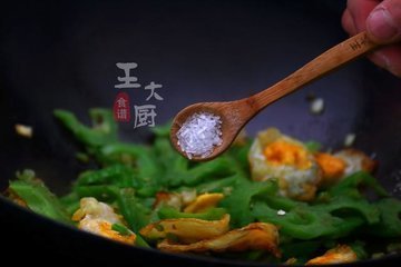 夏天经常吃：苦瓜炒荷包蛋，清凉去火12