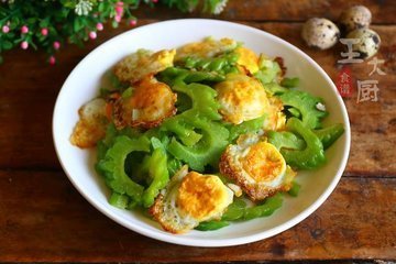 夏天经常吃：苦瓜炒荷包蛋，清凉去火13