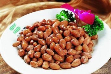  老师傅炸花生米：掌握这3招，花生酥脆不疲软1