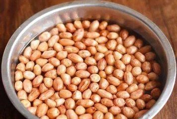  老师傅炸花生米：掌握这3招，花生酥脆不疲软2