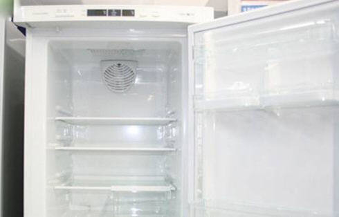 怎样给冰箱快速除霜？图解5分钟快速除冰箱结霜的技巧3