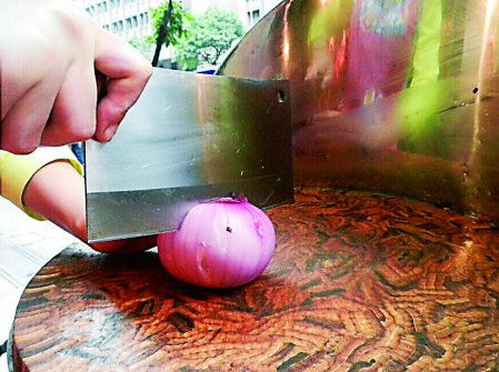 切洋葱怎么不流泪九个小窍门-切洋葱不会流泪的方法3