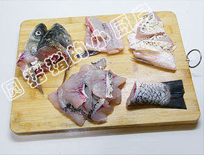 图解酸菜鱼鱼片的法-做酸菜鱼的鱼片怎么切5