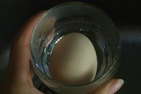 图解怎么剥鸡蛋壳？十秒钟快速巧剥鸡蛋壳2