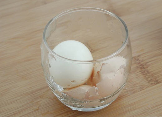 图解怎么剥鸡蛋壳？十秒钟快速巧剥鸡蛋壳6