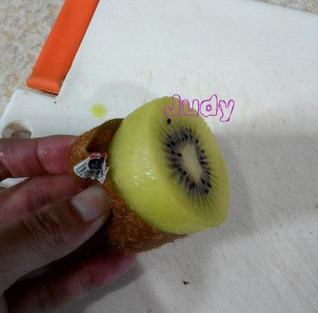 奇异果怎么去皮-图解奇异果快速去皮的方法4