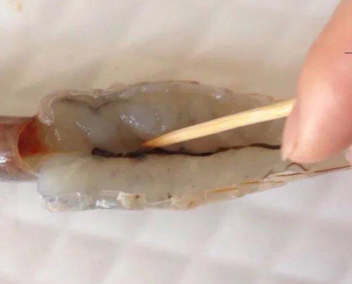 开背虾怎么开背漂亮-图解给虾开背的正确方法6