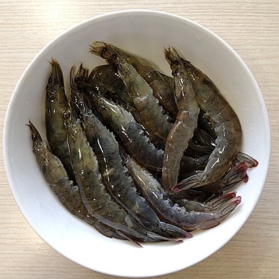 虾怎么处理干净-图解去除虾砂包的处理方法1