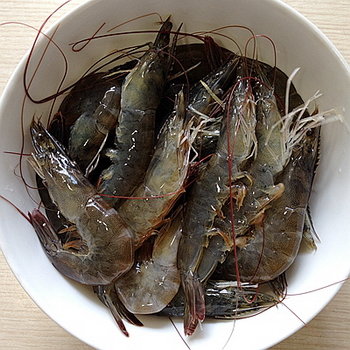 虾怎么处理干净-图解去除虾砂包的处理方法2
