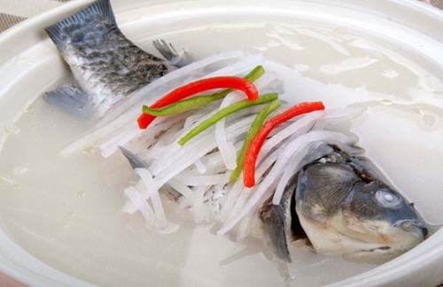 喝白萝卜鲫鱼汤有什么好处-白萝卜鲫鱼汤的功效与作用2