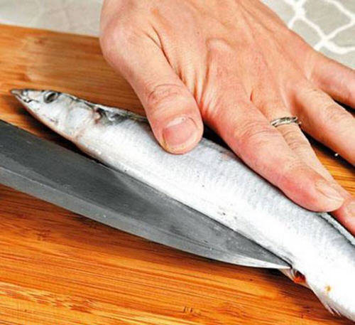 秋刀鱼怎么去除内脏-图解秋刀鱼快速去除内脏的两种方法1