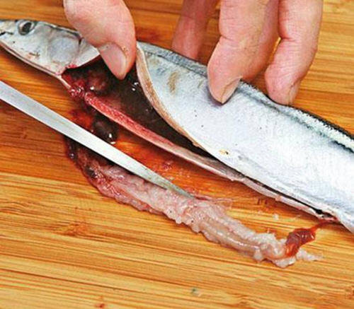 秋刀鱼怎么去除内脏-图解秋刀鱼快速去除内脏的两种方法2