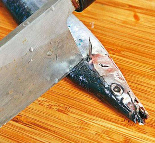 秋刀鱼怎么去除内脏-图解秋刀鱼快速去除内脏的两种方法4