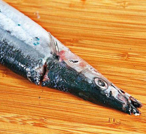 秋刀鱼怎么去除内脏-图解秋刀鱼快速去除内脏的两种方法5