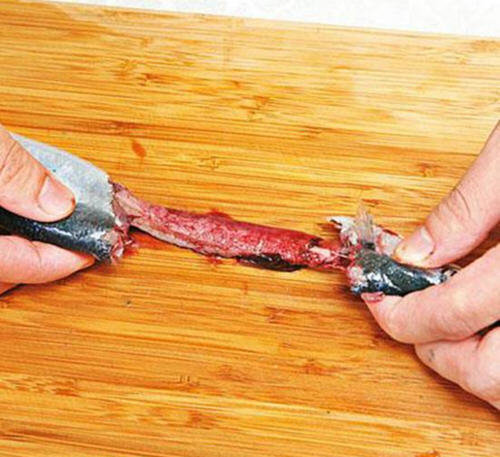 秋刀鱼怎么去除内脏-图解秋刀鱼快速去除内脏的两种方法6