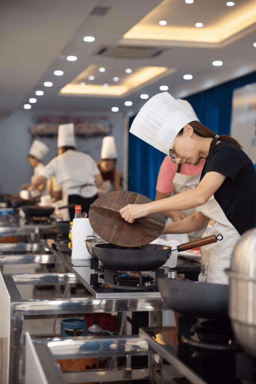 以百姓为选手主角的美食大赛在大连尚属首次 大连“全民煮播”大奖赛开始啦！3