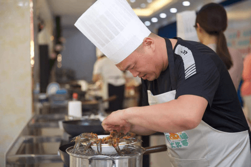 以百姓为选手主角的美食大赛在大连尚属首次 大连“全民煮播”大奖赛开始啦！4