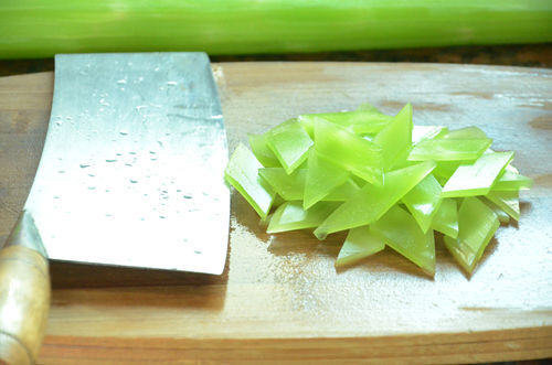 莴笋怎么切片-图解莴笋切片的方法1