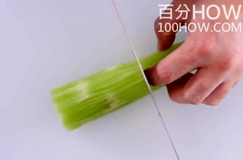 莴笋怎么切片-图解莴笋切片的方法5