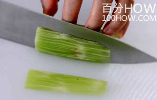莴笋怎么切片-图解莴笋切片的方法6