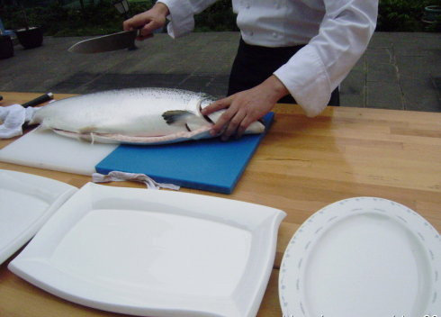 图解：三文鱼怎么切片1