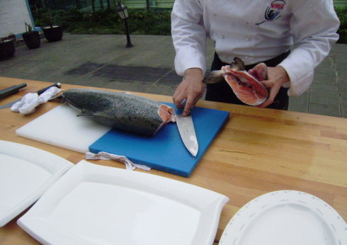 图解：三文鱼怎么切片2